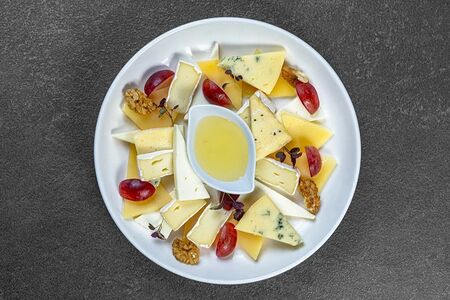 Ассорти из европейских сыров