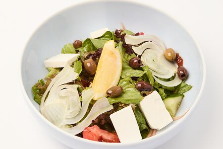 Овощной салат с брынзой и таджаскими оливками