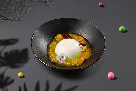 Кокосовая панна-котта с тартаром из манго