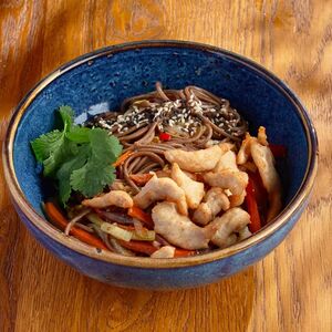 Вок с курицей и пшеничной лапшой