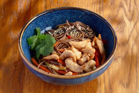 Вок с курицей и пшеничной лапшой