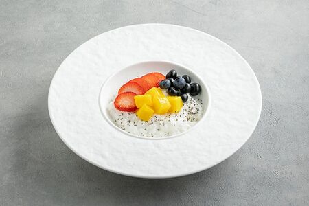 Рисовая каша с сезонными фруктами 