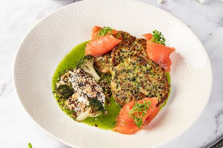 Оладьи из цукини, брокколи с киноа и лососем