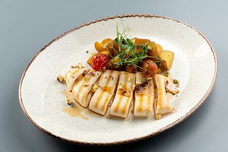 Кальмар гриль с бэби-картофелем и лаймовым соусом