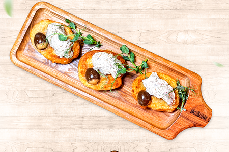 Ржаные оладьи с форшмаком из скумбрии и маринованным перепелиным яйцом