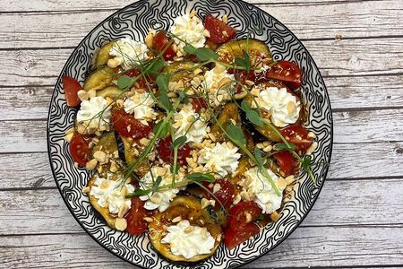 Салат с баклажанами и соусом сладкий чили