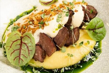 Говяжья щека с картофельно-луковым кремом