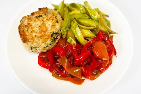 Бифштекс из индейки с запеченными овощами 