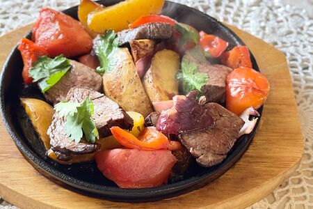 Шипящая сковорода с ростбифом и овощами 
