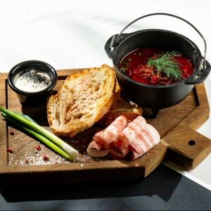 Борщ с телячьими щечками, крученым салом и сметаной