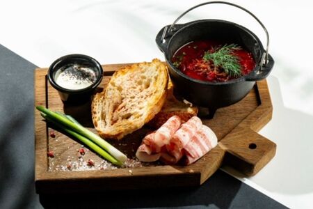 Борщ с телячьими щечками, крученым салом и сметаной