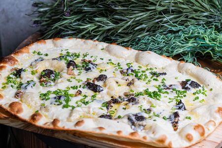 Пицца со сморчками