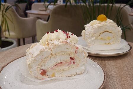 Пирожное Меренговый рулет Манго-маракуйя