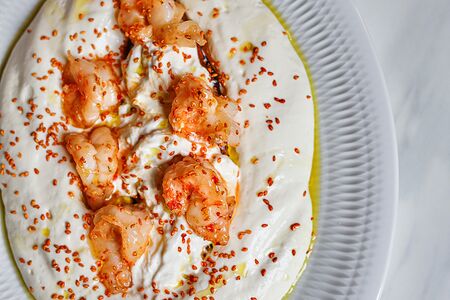 Запеченный батат с креветками гриль и муссом из пармезана 