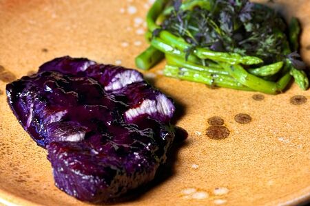 Стейк из индейки с черничным конфитюром