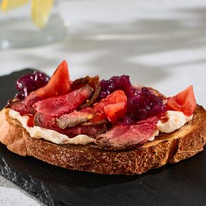 Брускетта с ростбифом 