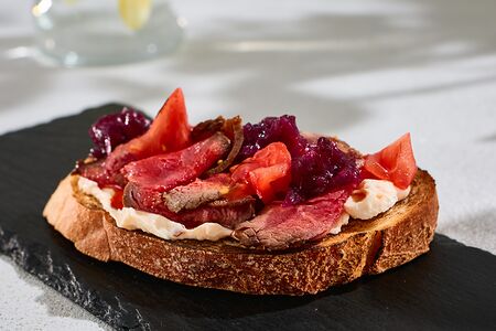 Брускетта с ростбифом 