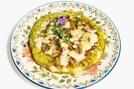 Фриттата с копченным окороком, шпинатом и сыром