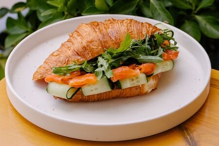 Круассан с лососем