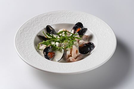 Морепродукты в сливочно-сырном соусе