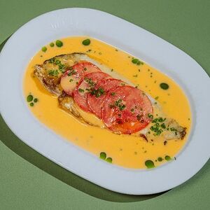 Дорадо с соусом из томатов и аджики