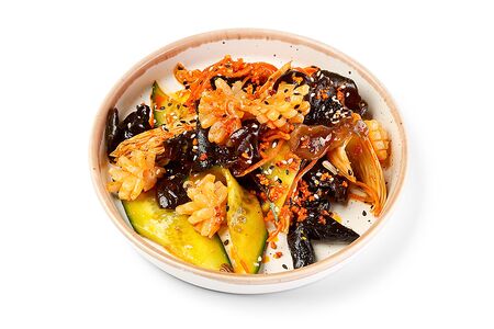 Китайский салат с кальмаром и грибами муэр