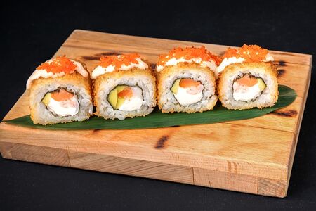 Теплый ролл с лососем и креветкой в соусе том кха