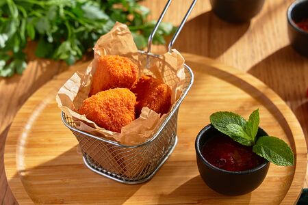 Камамбер в панировке с мятно-малиновым соусом