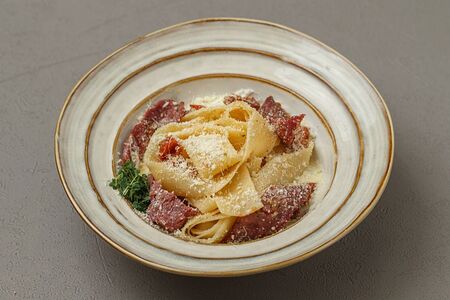 Паппарделле с вяленой говядиной и томатами 