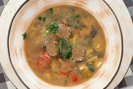 Тосканский суп с белыми грибами, шпинатом и черным трюфелем