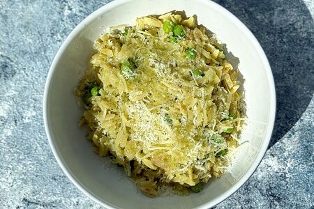 Орзотто с пюре из зеленого горошка, соусом Песто и пармезаном