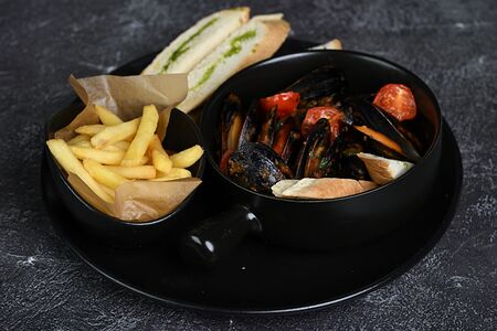 Мидии в томатном соусе