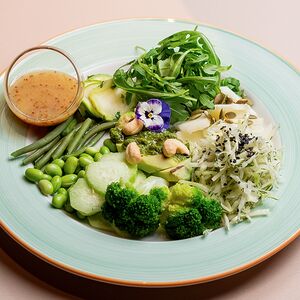 Зелёный салат с авокадо