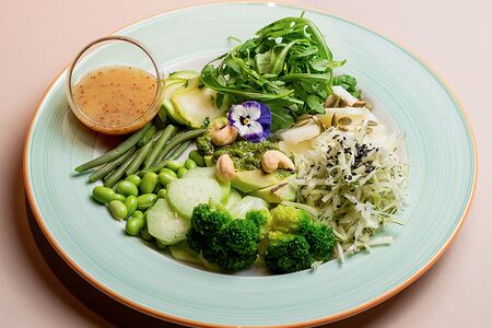 Зелёный салат с авокадо