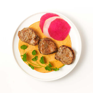 Шашлык из свиной вырезки на пшеничной лепёшке с маринованной кольраби