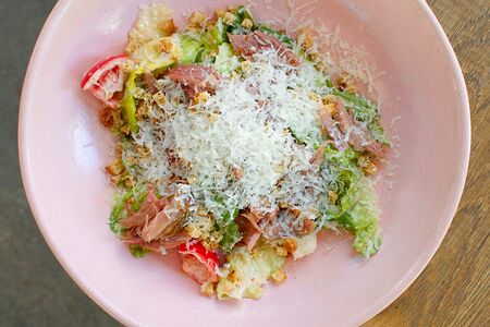 Салат с индейкой из смокера и соусом Цезарь