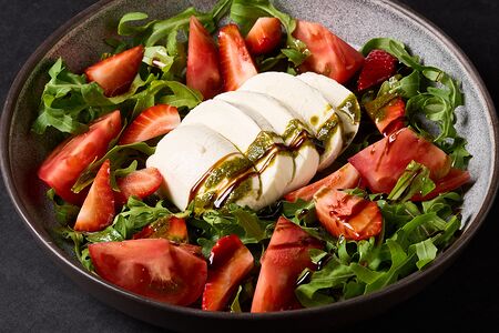 Моцарелла с томатами