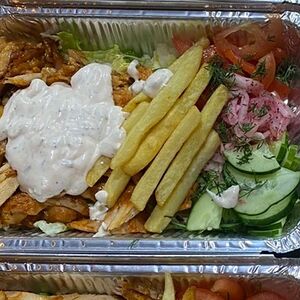 Донар на тарелке с курицей