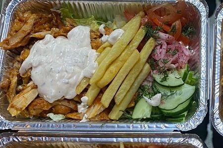 Донар на тарелке с курицей