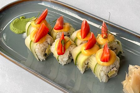 Ролл с огурцом, авокадо и клубникой