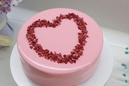 Торт муссовый с сердцем из сублимированной клубники
