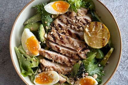 Салат с цыпленком гриль