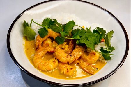 Креветки с карри на кокосовом молоке с жасминовым рисом