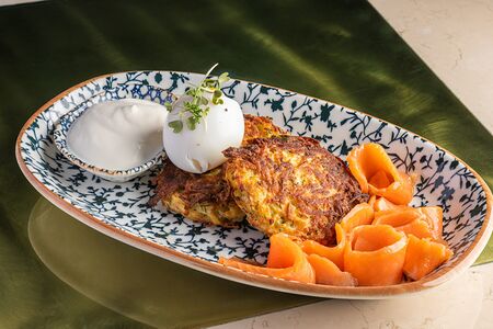 Драники с форелью слабой соли и сметаной