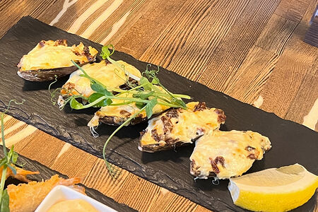 Мидии, запеченные с сыром и вялеными томатами 