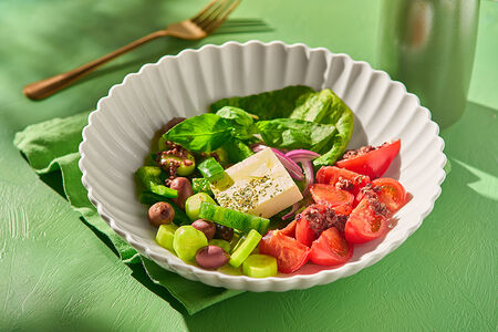 Греческий с оливками каламата и сыром фета