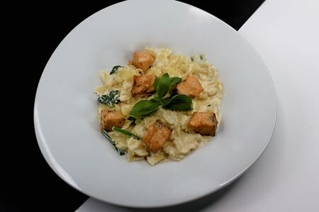 Фарфалле с лососем и шпинатом