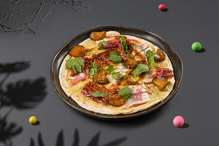 Роти с угрем, гуакамоле и соусом из копченый томатов