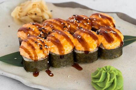 Запеченные роллы с лососем