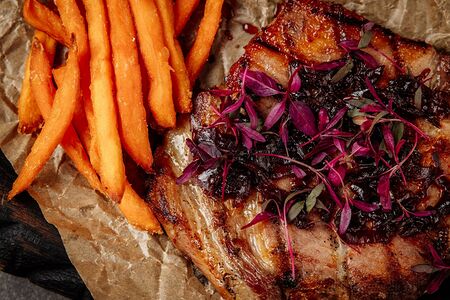 Стейк из свиной шеи с карамельным луком и бататом фри